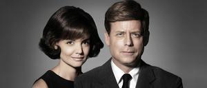  Präsidentenpaar. Katie Holmes und Greg Kinnear sehen Jackie und John F. Kennedy zum Verwechseln ähnlich. Ihre Rollen spielen sie überzeugend.