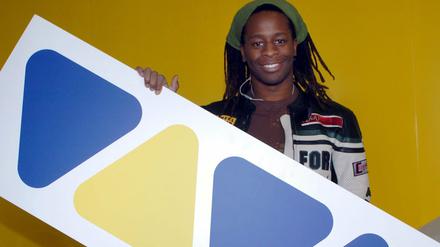 Kommt ins Archiv. Der damalige Viva-Moderator Mola Adebisi 2003 mit dem Logo des Musiksenders.