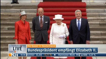 Auf Bilder wie dieses haben die TV-Zuschauer gewartet: Queen Elizabeth II. beim Empfang durch Bundespräsident Gauck.