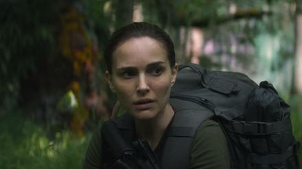 Auf den Spuren ihres Mannes. Die Biologin Lena (Natalie Portman) geht mit vier Wissenschaftlerinnen auf Erkundungstour in einen seltsam schimmernden Wald. Sie findet eine mysteriöse Parallelwelt vor mit seltsamen Mutationen bei Tieren und Pflanzen.