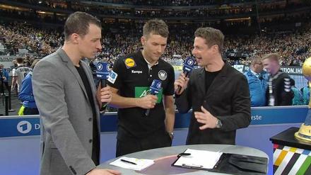Handball-Experte Dominik Klein, Trainer Christian Prokop und ARD-Moderator Alexander Bommes.