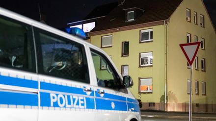Ein Streifenwagen der Polizei steht vor einem Mehrfamilienhaus in Recklinghausen.