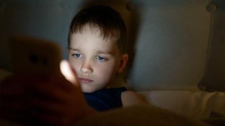 Kinder können per Smartphone oder Tabletcomputer schnell mit der Welt allein - und überfordert - sein.