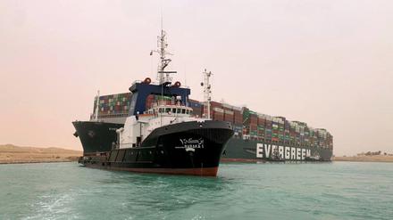 Das Containerschiff „MV Evergiven“ versperrt die Durchfahrt im Suez-Kanal.