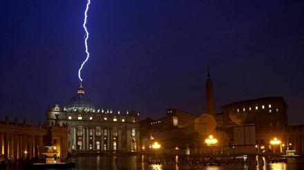 Ein Blitz schlägt in den Petersdom ein.