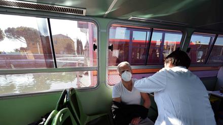 Ein Rentner erhält im April in Venedig auf einem Schiff seine Corona-Impfung. 