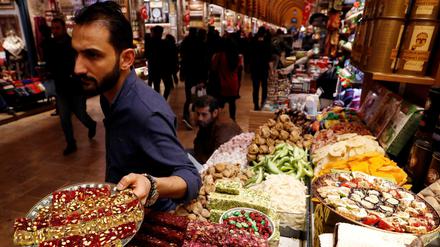 Ein Händler bietet Süßigkeiten auf einem Markt in Istanbul an.