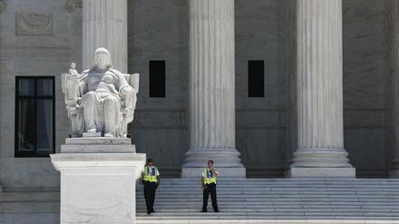 Beamte stehen vor dem Obersten Gericht in Washington D.C. 