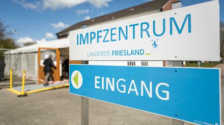 Eine ältere Dame betritt das Impfzentrum im Landkreis Friesland.