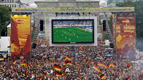 Tausende Zuschauer verfolgen auf der Fanmeile am Brandenburger Tor in Berlin das WM-Fußballspiel zwischen Deutschland und Argentinien 2006 (Archivbild).