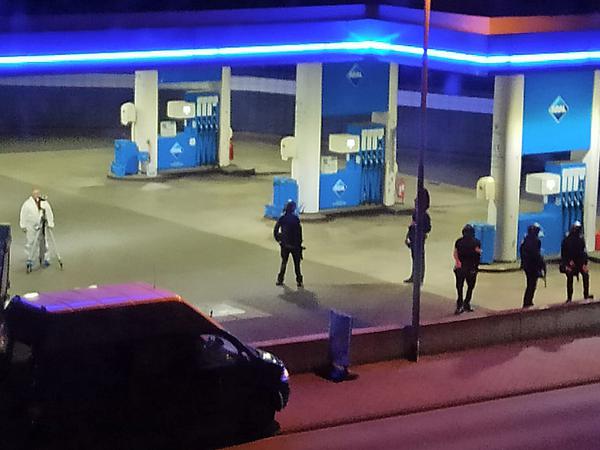 Polizisten sichern eine Tankstelle. Ein Angestellter der Tankstelle ist in Idar-Oberstein in Rheinland-Pfalz von einem mit einer Pistole bewaffneten Mann erschossen worden.