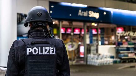 Ein Angestellter der Tankstelle war in Idar-Oberstein in Rheinland-Pfalz von einem mit einer Pistole bewaffneten Mann erschossen worden.