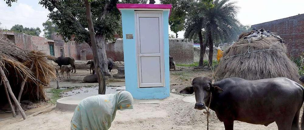 Indien hat zum Welttoilettentag am 19. November große Pläne - bis 2019 soll jeder Inder eine Toilette haben. Diese Frau in Badun im Gebiet Uttar Pradesh hat schon eine.