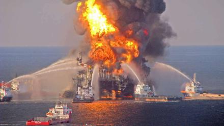 20. April 2010: Die 80 Kilometer vor der Küste des US-Bundesstaats Louisiana gelegene Förderplattform "Deepwater Horizon" explodiert, elf Arbeiter sterben. 