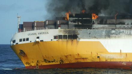 Das Containerschiff "Grande America" steht in Flammen im Golf von Biskaya vor der Westküste Frankreichs. 