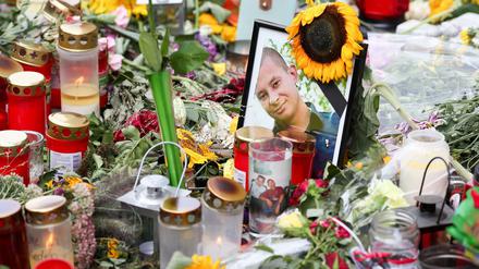 Blumen erinnern in Chemnitz an das 35-jährige Opfer des Messerangriffs.