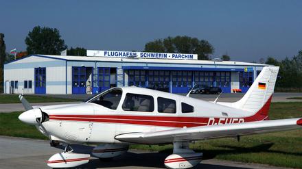  Ein Sportflugzeug steht auf dem Rollfeld des Flughafens Parchim (Symbolfoto). 
