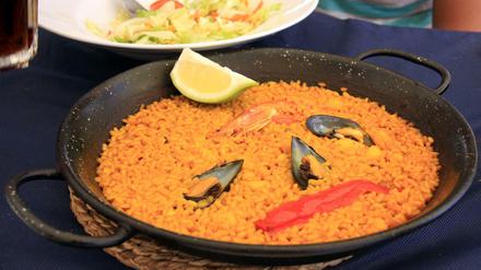Auf ihre Paella lassen die Spanier nichts kommen. Ob ohne oder mit Meeresfrüchten - aber keinesfalls mit Chorizo.