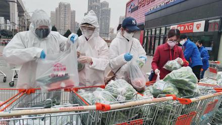 Freiwillige bereiten in Wuhan frisches Gemüse für die Bürger vor.