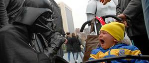 Psst, nicht erschrecken. Ein als Darth Vader verkleideter Aktivist der Piratenpartei der Ukraine auf Wählerfang.