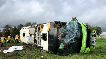 Der verunglückte Bus des Anbieters Flixbus an der Autoroute 1 in der Nähe von Amiens. 33 Menschen wurden verletzt. 