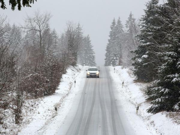 Autofahren bei Winterwetter: So fahren Sie sicher durch Eis und Schnee