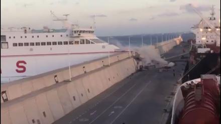 Ungebremst ist das Fährschiff am Freitagabend in die Hafenmauer von Las Palmas gefahren.