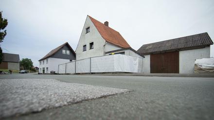 Die mit einem Zaun versperrte Fassade eines Hauses in Höxter-Bosseborn (Nordrhein-Westfalen) im September 2016. Ein Paar soll seine Opfer dort misshandelt haben. Mindestens zwei Frauen aus Niedersachsen starben.