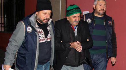 Sicherheitsbeamte führen in Kayseri einen Mann ab, der im Rahmen von landesweiten Razzien festgenommen wurde.
