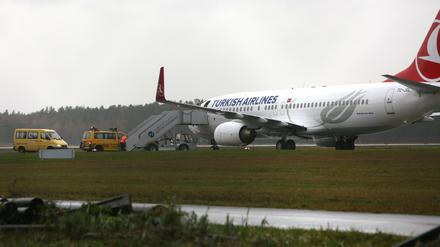 Ein Flugzeug der Gesellschaft Turkish Airlines steht am Montag nach einer außerplanmäßigen Landung auf dem Rollfeld des Flughafen Nürnberg.