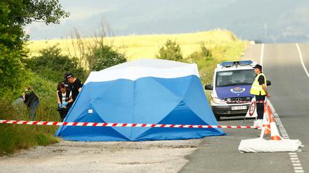 Polizisten sichern am Fundort einer Frauenleiche, nahe der Autobahn bei Asparrena, Spuren.