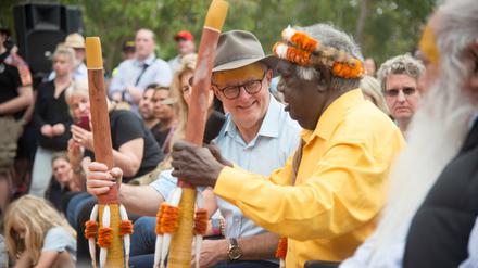 Anthony Albanese (M), Premierminister von Australien, und Galarrwuy Yunupingu, Vorsitzenden der Yothu Yindi Foundation, nehmen am Garma Festival im Nordosten von Arnhem Land teil. 
