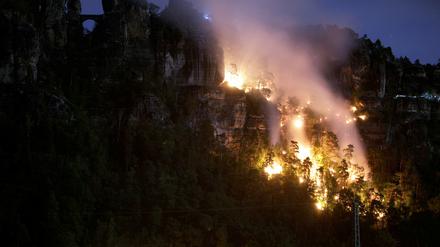 Nächtliches Feuer im Nationalpark Sächsische Schweiz nahe der berühmten Bastei. 