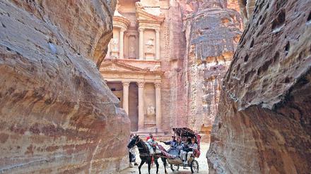 Zu eng für die Massen. Doch an manchen Tagen schieben sich bis zu 7000 Besucher durch den Siq in Petra. Foto: laif