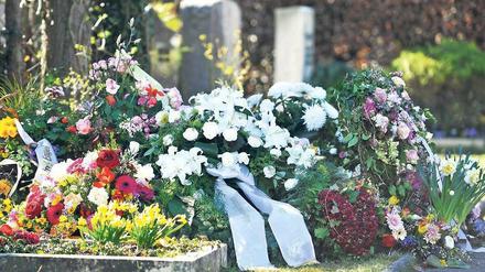 Es bleibt nur Trauer. Das Grab der beiden ermordeten Geschwister Chiara und Sharon auf dem Friedhof in Gräfelfing bei München. Die Mädchen wurden acht und elf Jahre alt. 