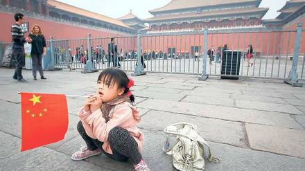 Kampf im Verborgenen. Ein chinesisches Mädchen vor den Mauern der Verbotenen Stadt in Peking. 