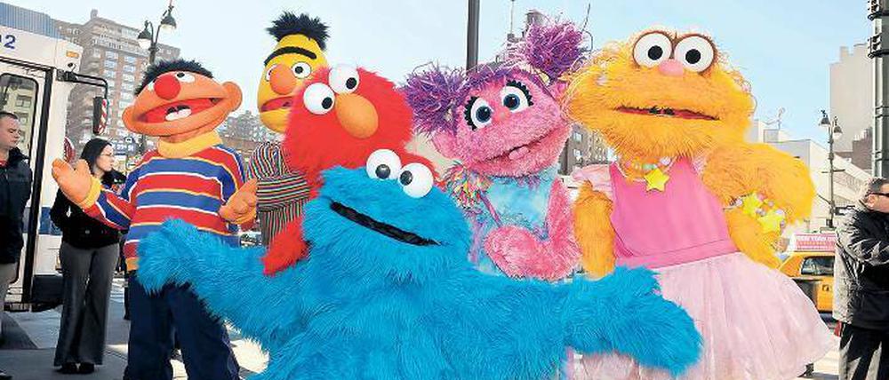 „Sim Sim Hamara“ heißt die Sesamstraße in Pakistan. Nicht alle der hierzulande bekannten Charaktere kommen darin vor, Elmo (Mitte, rot) aber schon. Foto: AFP