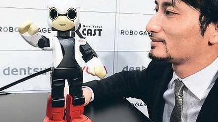 Der Roboter Kirobo und sein Schöpfer Tomotaka Takahashi. Foto: AFP