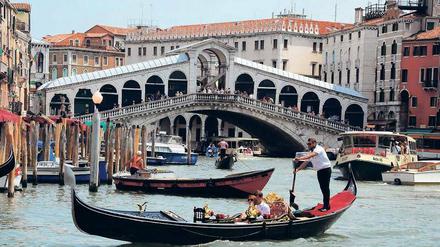 Hauptverkehrsader. Auf dem Canal Grande in Venedig kommt es regelmäßig zu Zusammenstößen und Unfällen. In den Stoßzeiten sind auf der Wasserstraße bis zu 250 Fahrzeuge pro Stunde unterwegs. Foto: dpa
