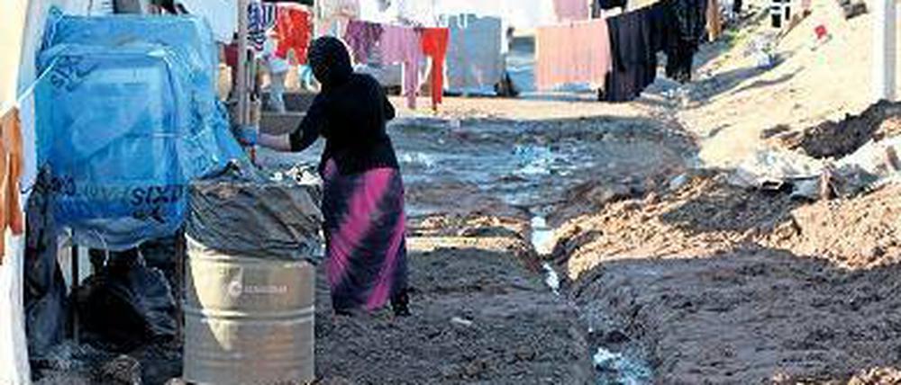 Zuhause im Schlamm. Flüchtlingen in „Bajed Kandala Nummer Eins“ soll ebenso geholfen werden wie jenen, die erst gar keinen Platz in solchen Großlagern finden. 