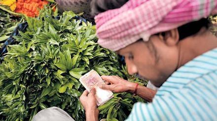 Ein Blumenverkäufer in Kalkutta akzeptiert nur noch kleine Geldscheine.