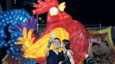 Selfie mit Hahn: Am Samstag beginnt nach dem Mondkalender in Asien ein neues Jahr – und damit gilt auch das Tierkreiszeichen des Feuerhahns.
