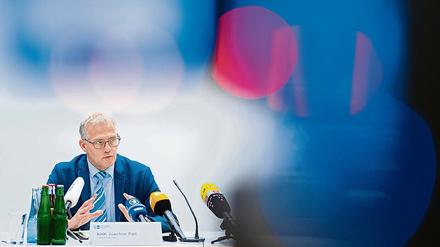 Bei einer Pressekonferenz berichtet der Leiter der Ermittlungen, Joachim Poll über den Fall. 