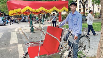 Warten auf Kundschaft. Tran Viet Dac mit seinem besonderen Rad in Hanoi. 