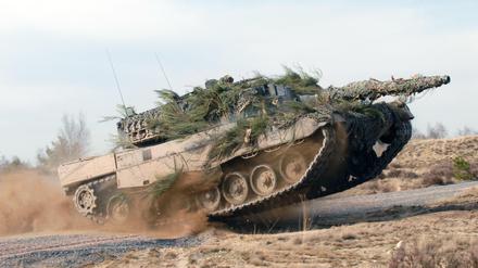 Ein Kampfpanzer ist auf einem Truppenübungsplatz mit einem militärischen Geländewagen kollidiert. Dabei starben zwei Soldaten.