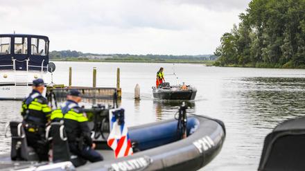 Polizisten und andere Rettungskräfte sind im Einsatz, um eine Leiche im Veluwemeer zu bergen.