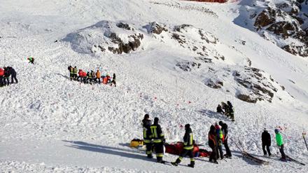 Rettungskräfte arbeiten am 28.12.2019 bei einer Suchaktion nach einer Lawine in Südtirol.