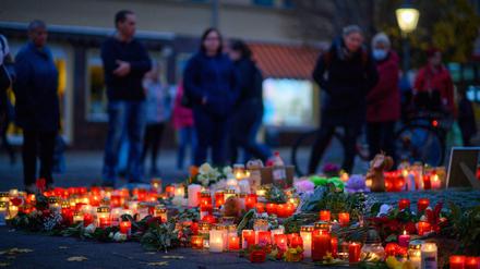 Mit Blumen, Kerzen, Bildern und Stofftieren gedenken Menschen in Aschersleben der getöteten Josefine.
