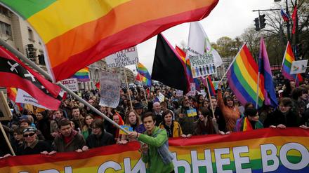 Kinder würden gezwungen, sich an die Regenbogen-Flagge „zu gewöhnen“, heißt es. Aufmärsche wie in Sankt Petersburg 2014 sind allerdings kaum noch möglich.