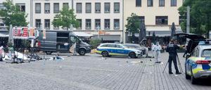 Mitarbeiter der Spurensicherung und Polizei sind nach einer Messerattacke auf dem Mannheimer Marktplatz im Einsatz.  